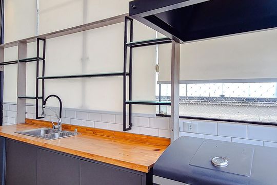 Compra este apartamento com 3 quartos, piscina no condomínio e jardim. — Piso Superior