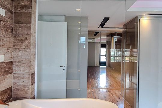 Compra este apartamento com 3 quartos, piscina no condomínio e jardim. — Banheiro da Suíte