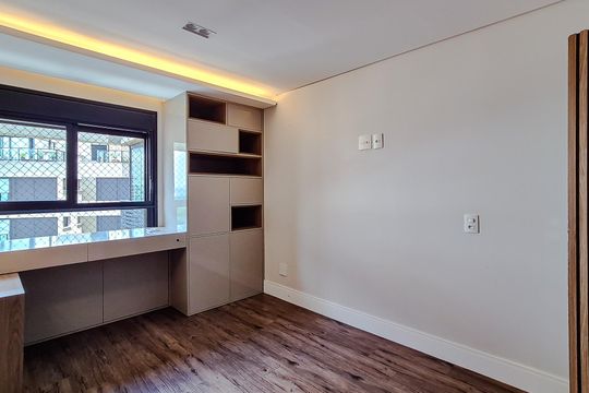 Compra este apartamento com 3 quartos, piscina no condomínio e jardim. — Quarto 4