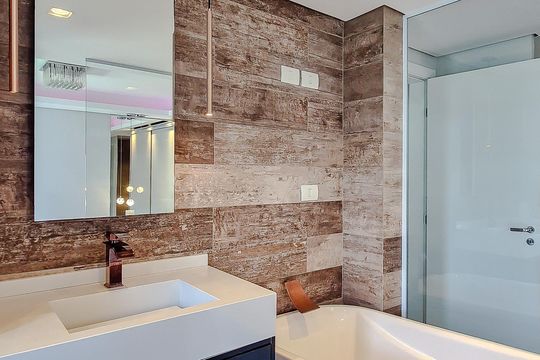 Compra este apartamento com 3 quartos, piscina no condomínio e jardim. — Banheiro da Suíte