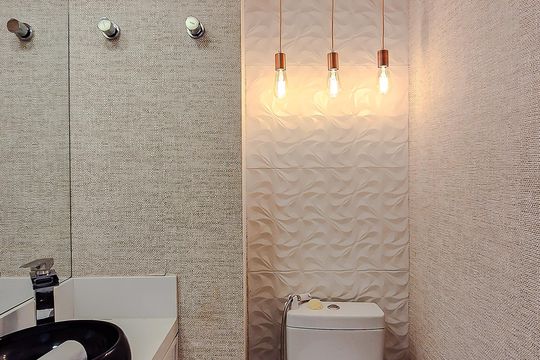 Compra este apartamento com 3 quartos, piscina no condomínio e jardim. — Banheiro da Suíte