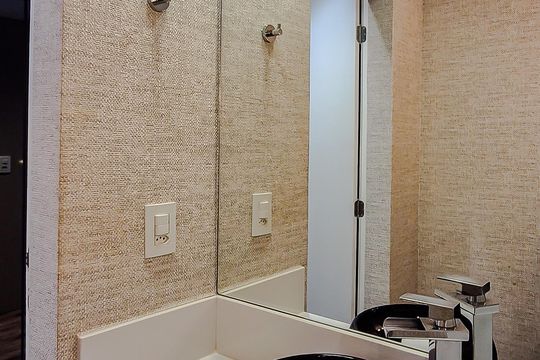 Compra este apartamento com 3 quartos, piscina no condomínio e jardim. — Banheiro da Suíte