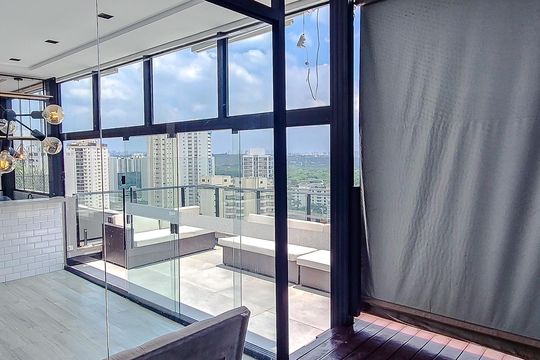 Compra este apartamento com 3 quartos, piscina no condomínio e jardim. — Piso Superior