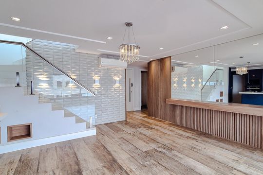 Compra este apartamento com 3 quartos, piscina no condomínio e jardim. — Sala