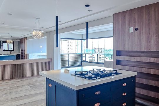 Compra este apartamento com 3 quartos, piscina no condomínio e jardim. — Cozinha