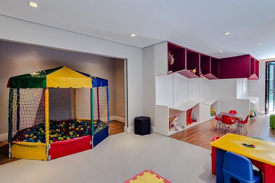 Compra este apartamento com 3 quartos, piscina no condomínio e jardim. — Brinquedoteca
