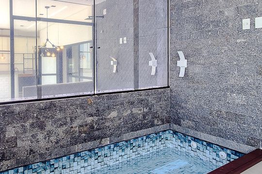 Compra este apartamento com 3 quartos, piscina no condomínio e jardim. — Piso Superior