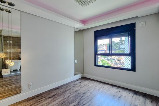Compra este apartamento com 3 quartos, piscina no condomínio e jardim. — Quarto 1 - Suíte