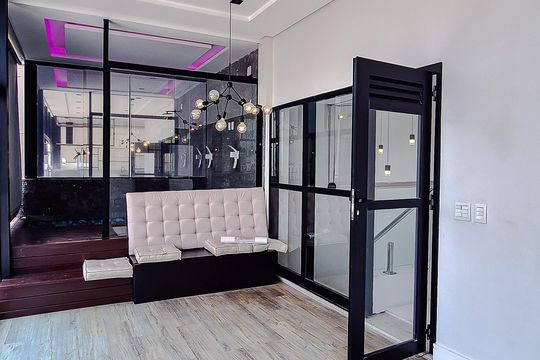 Compra este apartamento com 3 quartos, piscina no condomínio e jardim. — Piso Superior
