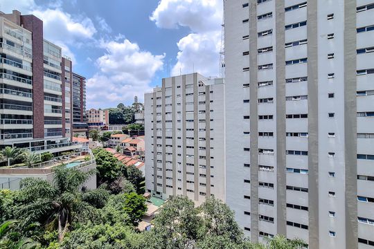 Compra este apartamento com 3 quartos, piscina no condomínio e jardim. — Vista da Suíte