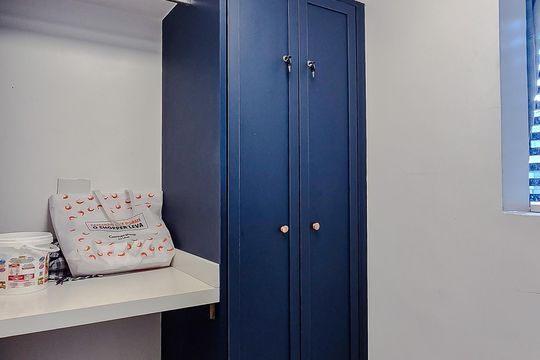 Compra este apartamento com 3 quartos, piscina no condomínio e jardim. — Área de Serviço