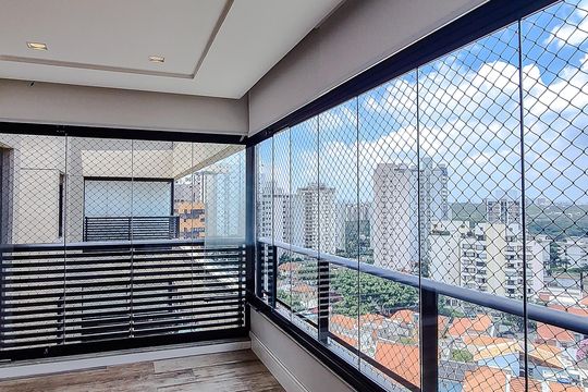 Compra este apartamento com 3 quartos, piscina no condomínio e jardim. — Varanda da Sala