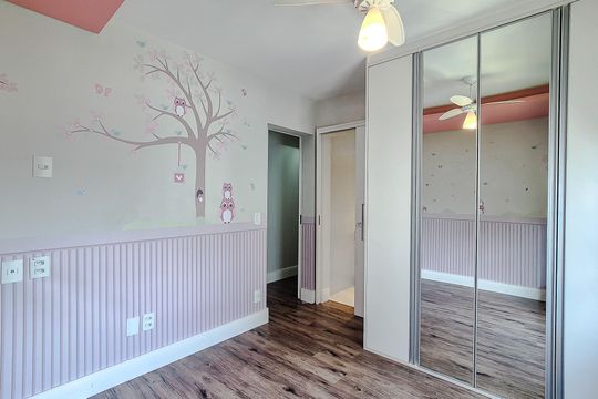 Compra este apartamento com 3 quartos, piscina no condomínio e jardim. — Quarto 2 - Suíte