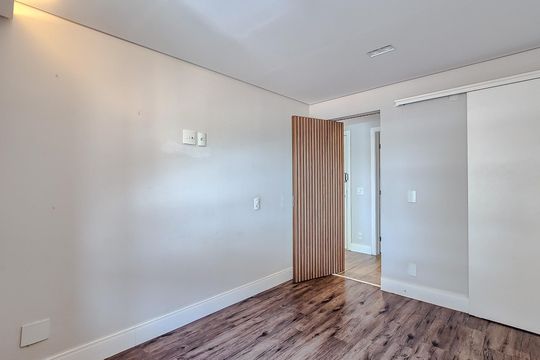 Compra este apartamento com 3 quartos, piscina no condomínio e jardim. — Quarto 4