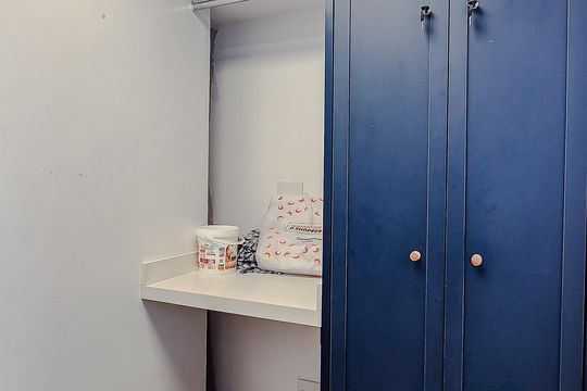 Compra este apartamento com 3 quartos, piscina no condomínio e jardim. — Área de Serviço