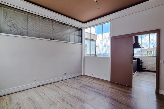 Compra este apartamento com 3 quartos, piscina no condomínio e jardim. — Sala (Piso Superior)