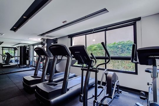 Compra este apartamento com 3 quartos, piscina no condomínio e jardim. — Área comum - Academia