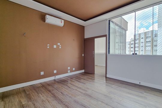 Compra este apartamento com 3 quartos, piscina no condomínio e jardim. — Sala (Piso Superior)