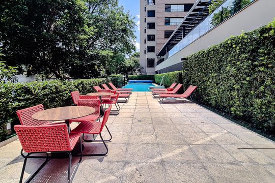 Compra este apartamento com 3 quartos, piscina no condomínio e jardim. — Área comum - Piscina