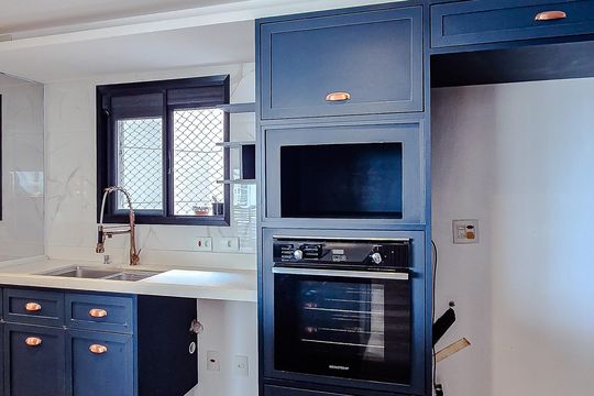 Compra este apartamento com 3 quartos, piscina no condomínio e jardim. — Cozinha