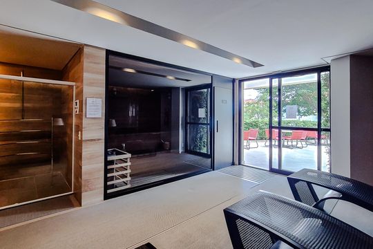 Compra este apartamento com 3 quartos, piscina no condomínio e jardim. — Área comum