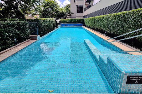 Compra este apartamento com 3 quartos, piscina no condomínio e jardim. — Área comum - Piscina