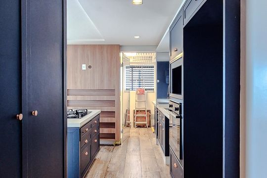 Compra este apartamento com 3 quartos, piscina no condomínio e jardim. — Cozinha