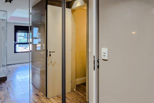 Compra este apartamento com 3 quartos, piscina no condomínio e jardim. — Quarto 1 - Suíte
