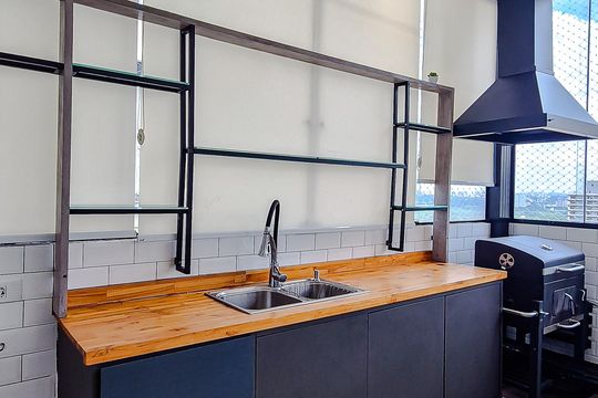 Compra este apartamento com 3 quartos, piscina no condomínio e jardim. — Piso Superior