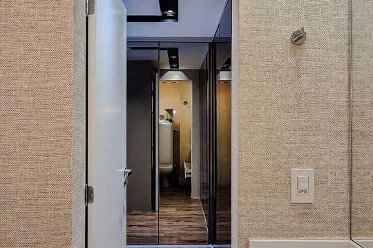 Compra este apartamento com 3 quartos, piscina no condomínio e jardim. — Banheiro da Suíte