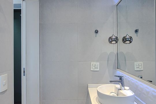 Compra este apartamento com 3 quartos, piscina no condomínio e jardim. — Banheiro da Suíte 2