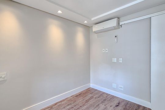 Compra este apartamento com 3 quartos, piscina no condomínio e jardim. — Quarto 3