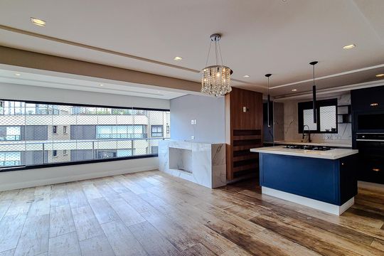 Compra este apartamento com 3 quartos, piscina no condomínio e jardim. — Sala