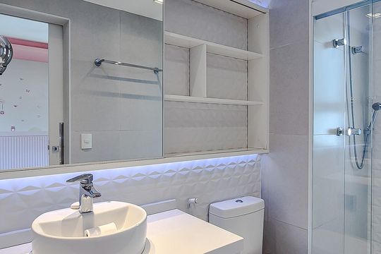 Compra este apartamento com 3 quartos, piscina no condomínio e jardim. — Banheiro da Suíte 2