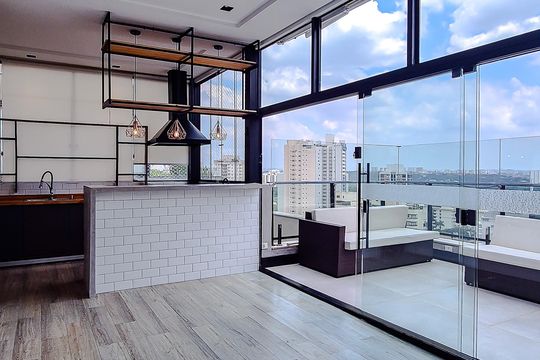 Compra este apartamento com 3 quartos, piscina no condomínio e jardim. — Piso Superior