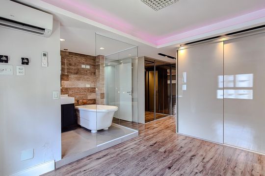 Compra este apartamento com 3 quartos, piscina no condomínio e jardim. — Quarto 1 - Suíte