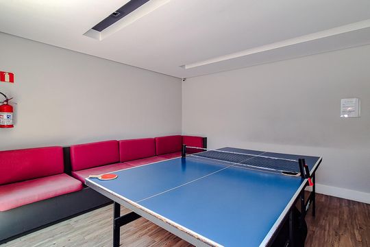 Compra este apartamento com 3 quartos, piscina no condomínio e jardim. — Sala de Jogos