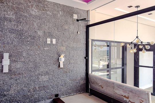 Compra este apartamento com 3 quartos, piscina no condomínio e jardim. — Piso Superior