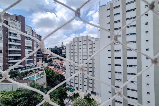Compra este apartamento com 3 quartos, piscina no condomínio e jardim. — Vista da Suite (Piso Superior)