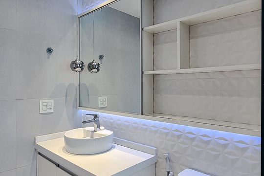 Compra este apartamento com 3 quartos, piscina no condomínio e jardim. — Banheiro da Suíte 2