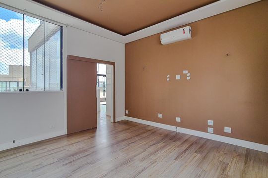 Compra este apartamento com 3 quartos, piscina no condomínio e jardim. — Sala (Piso Superior)