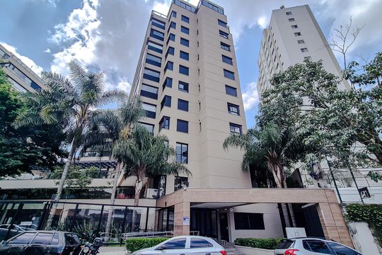 Compra este apartamento com 3 quartos, piscina no condomínio e jardim. — Fachada - Plaquinha