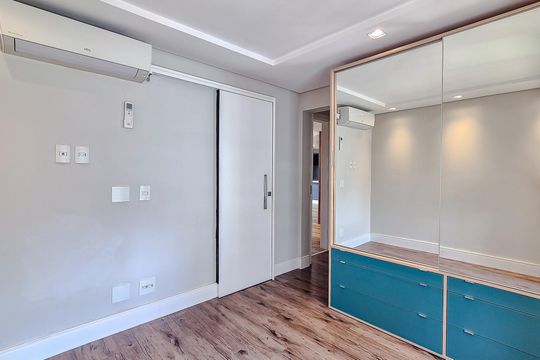 Compra este apartamento com 3 quartos, piscina no condomínio e jardim. — Quarto 3