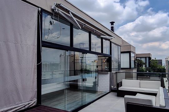 Compra este apartamento com 3 quartos, piscina no condomínio e jardim. — Área externa - Piso Superior