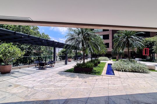 Compra este apartamento com 3 quartos, piscina no condomínio e jardim. — Área comum