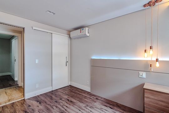 Compra este apartamento com 3 quartos, piscina no condomínio e jardim. — Quarto 4
