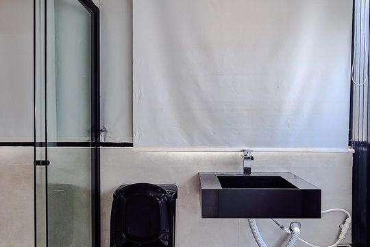 Compra este apartamento com 3 quartos, piscina no condomínio e jardim. — Banheiro da Suite (Piso Superior)
