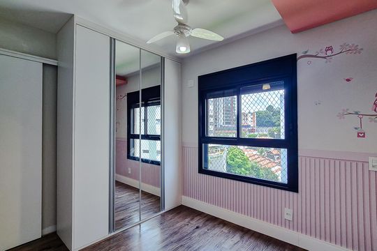 Compra este apartamento com 3 quartos, piscina no condomínio e jardim. — Quarto 2 - Suíte