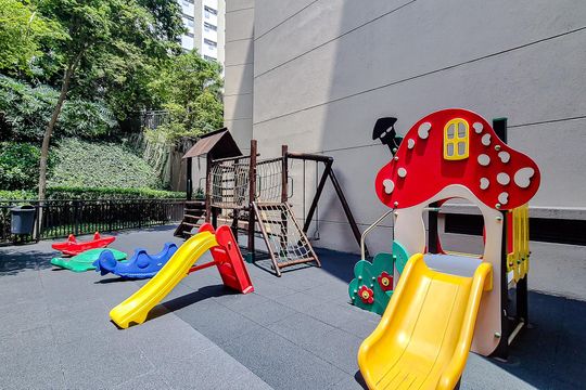 Compra este apartamento com 3 quartos, piscina no condomínio e jardim. — Brinquedoteca