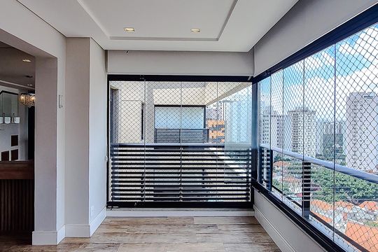Compra este apartamento com 3 quartos, piscina no condomínio e jardim. — Varanda da Sala